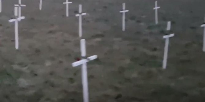 Hollanda'da cami yapılması planlanan alana 23 haç diktiler