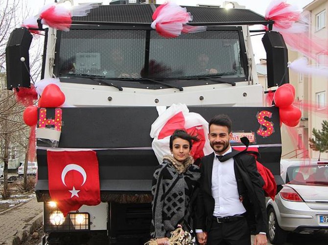 Nikahlarına gelin aracı gibi süsledikleri TOMA ile gittiler