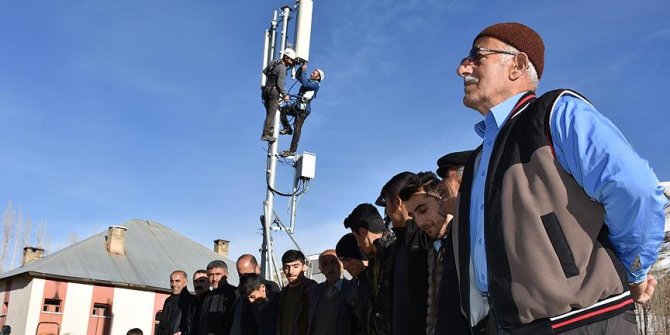 Hakkari'de köylülerin halaylı şebeke sevinci