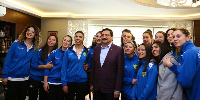 Voleybolculardan Başkan Ak'a ziyaret