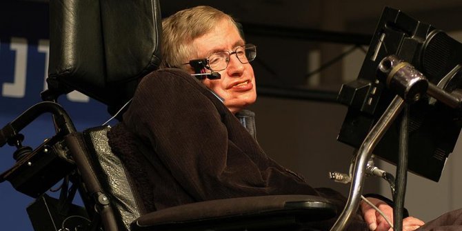 Stephen Hawking hayatını kaybetti