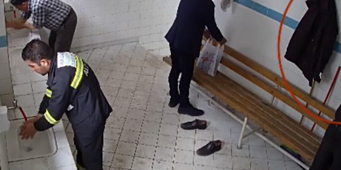 Abdesthanede hırsızlık anı kamerada