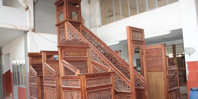 Osmanlı ve Selçuklu desenlerini ahşaba işliyor
