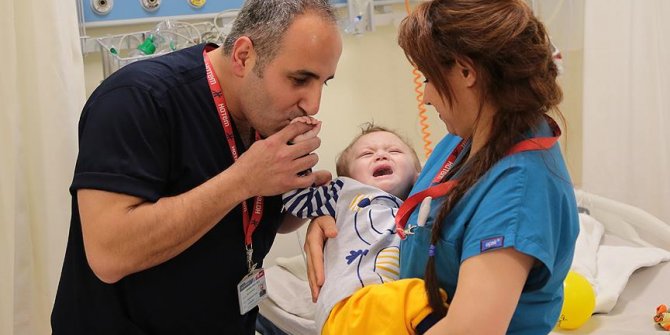 Bombadan yaralanan Suriyeli bebek Türkiye'de yaşama tutundu