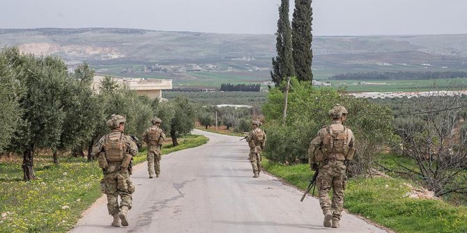 Afrin'de halk 18 teröristi TSK'ya teslim etti