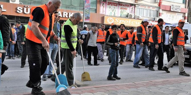 İşçiler iş bırakınca sokakları belediye başkanı ile personel temizledi