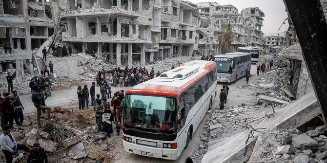 Doğu Guta'dan çıkan üçüncü konvoy Hama'ya ulaştı