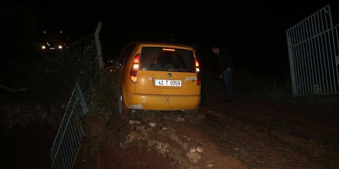 Uçurumun kenarında duran araçtaki sürücüyü itfaiye ekipleri kurtardı