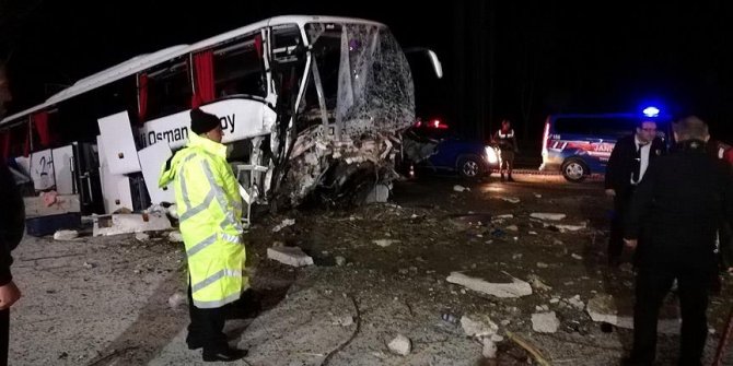 Çorum'da otobüs ağaçlara çarptı: 2 ölü, 33 yaralı