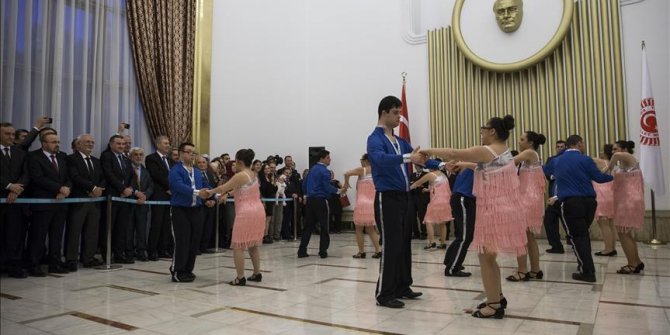 Mecliste down sendromlu gençlerden dans gösterisi