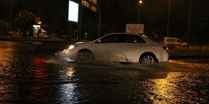 Antalya'da sağanak zor anlar yaşattı