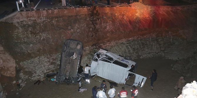 Bayburt'ta iki araç menfez çukuruna düştü: 8 ölü