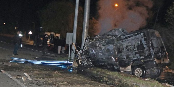 Iğdır'da aydınlatma direğine çarpan minibüs alev aldı: 17 ölü 36 yaralı