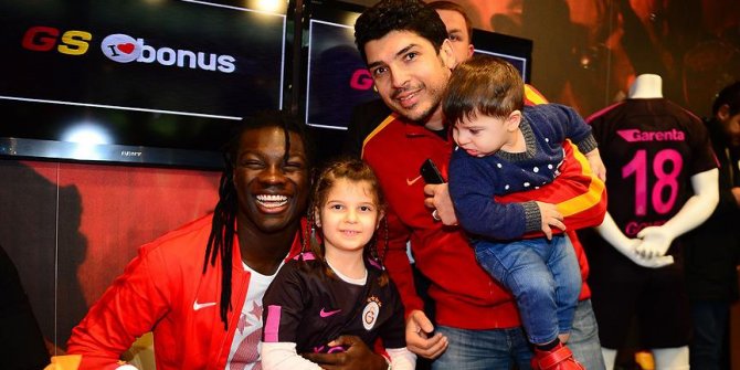 Gomis, Galatasaraylı taraftarlarla buluştu