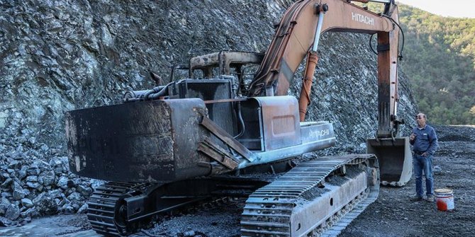 Teröristler taş ocağındaki iş makinesini yakıp araç çaldı