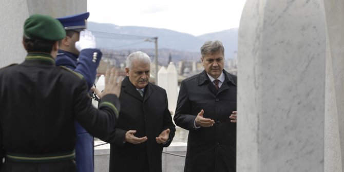 Başbakan Yıldırım, Aliya İzzetbegoviç'in kabrini ziyaret etti