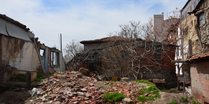 Tarihi caminin arka tarafı harabeye döndü