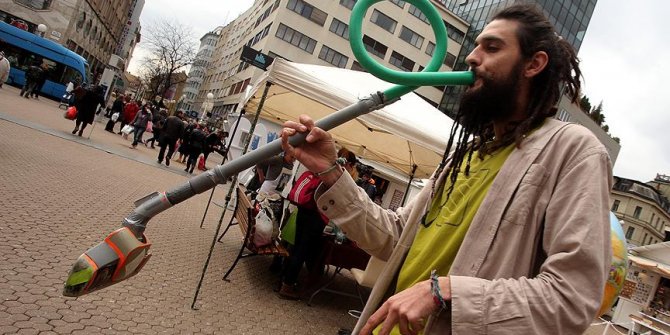 Elektrikli süpürge hortumuyla müzik yapıp Avrupa'yı geziyor