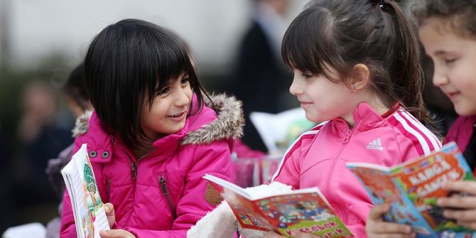 Çocuklarımızı kitap okumaya özendirmemiz gerekiyor