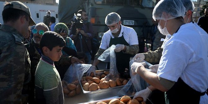 Mehmetçik ekmeğini Afrinlilerle paylaşıyor