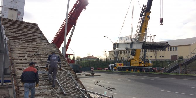 TIR çarpan üst geçidi şafakta söktüler