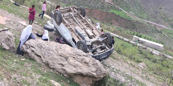 Siirt'te öğrenci servisi devrildi: 18 yaralı