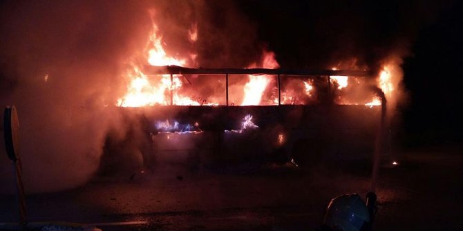 Balıkesir'de seyir halindeki otobüs alev aldı