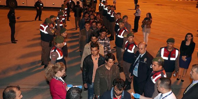 İzmir'de 324 kaçak göçmen sınır dışı edildi