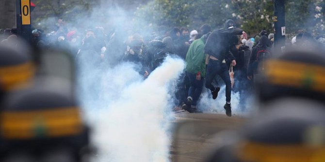 Fransa'da polis ile göstericiler arasında çatışma