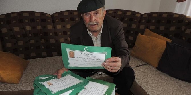 Sokakta topladığı ölüm ilanlarına Kur'an okuyor