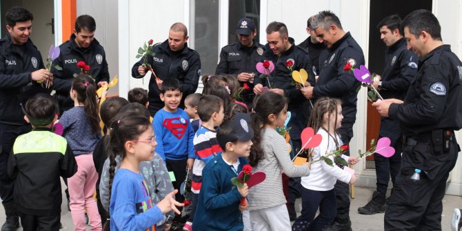 Kreş öğrencileri polis amcalarını unutmadı