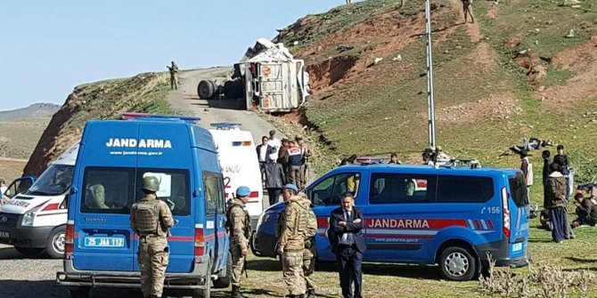Kaçak göçmenleri taşıyan kamyon devrildi: 1 ölü, 30 yaralı