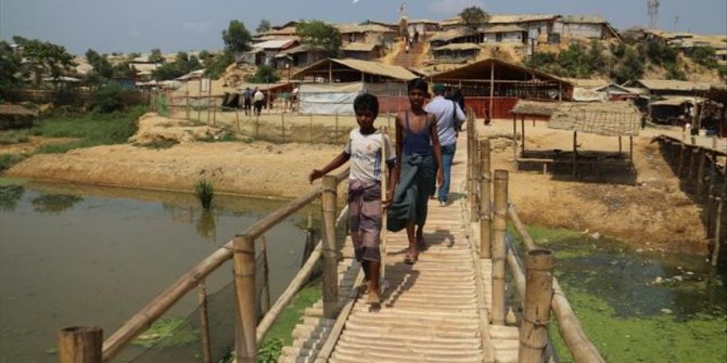 Arakanlı Müslümanlar için bambu evler yapılıyor