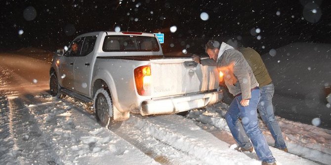Baharda yağan kar sürücülere zor anlar yaşattı