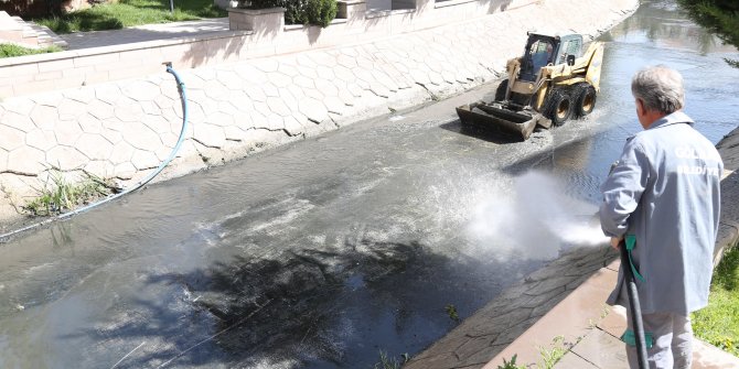 Gölbaşı'nda su kanalları temizleniyor