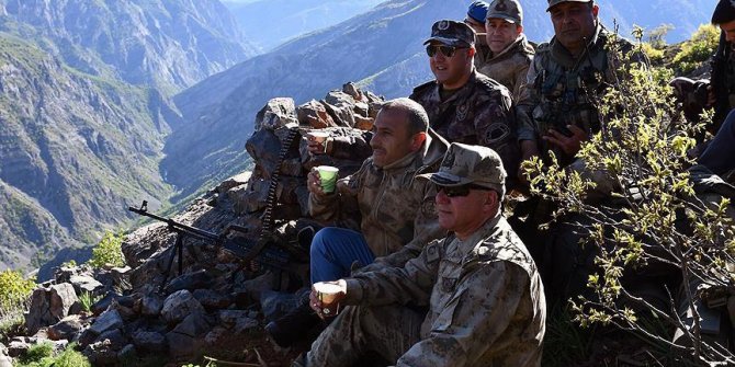 Teröristlerin 'girilemez' dediği alanda Mehmetçik ile çay içti