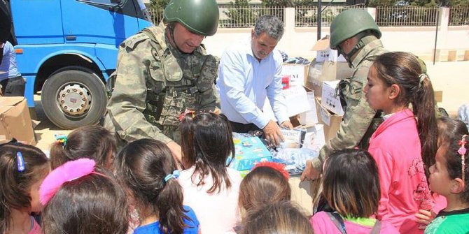 Mehmetçikten Suriyeli çocuklara 23 Nisan hediyesi