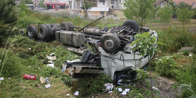 Kocaeli'de kamyonla yolcu otobüsü çarpıştı: 3 yaralı