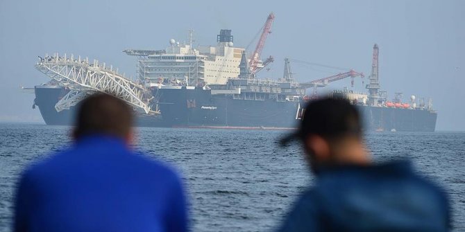 Dünyanın en büyük inşaat gemisi Çanakkale Boğazı'ndan geçti