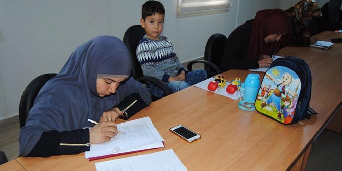 Suriyeli kadınlar çocuklarıyla Türkçe okuma yazma seferberliğine katıldı