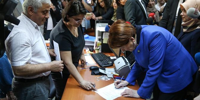 Akşener, Cumhurbaşkanlığı adaylığı için imza attı