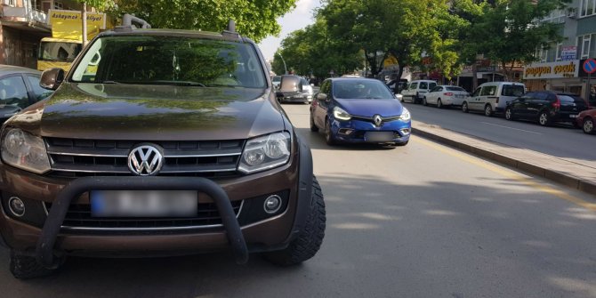 Çift sıra park trafiği tıkıyor