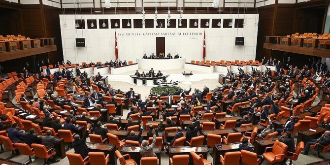 'Borçlara yapılandırma, emekliye ikramiye' tasarısı yasalaştı