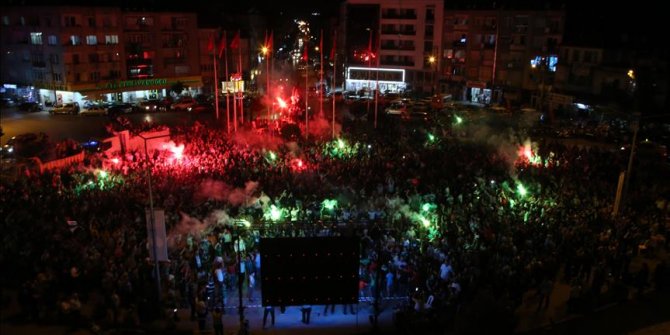 Akhisar'da kupa sevinci