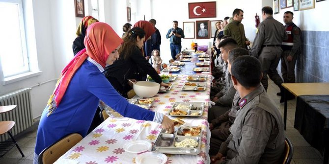 Zonguldak'ta Mehmetçiğe anne yemeği