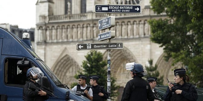 Paris'te yayalara bıçaklı saldırı