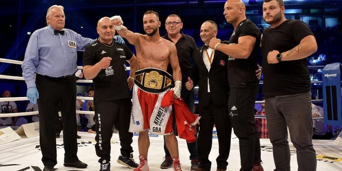 Türk boksör Altay altın kemerin sahibi oldu