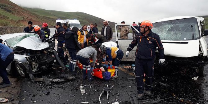Erzurum'da minibüsle otomobil çarpıştı: 5 ölü, 10 yaralı