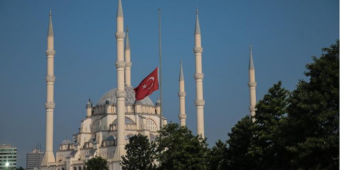 Milli yas nedeniyle bayraklar yarıya indi