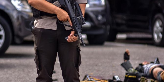 Endonezya’da polis merkezine bıçaklı saldırı
